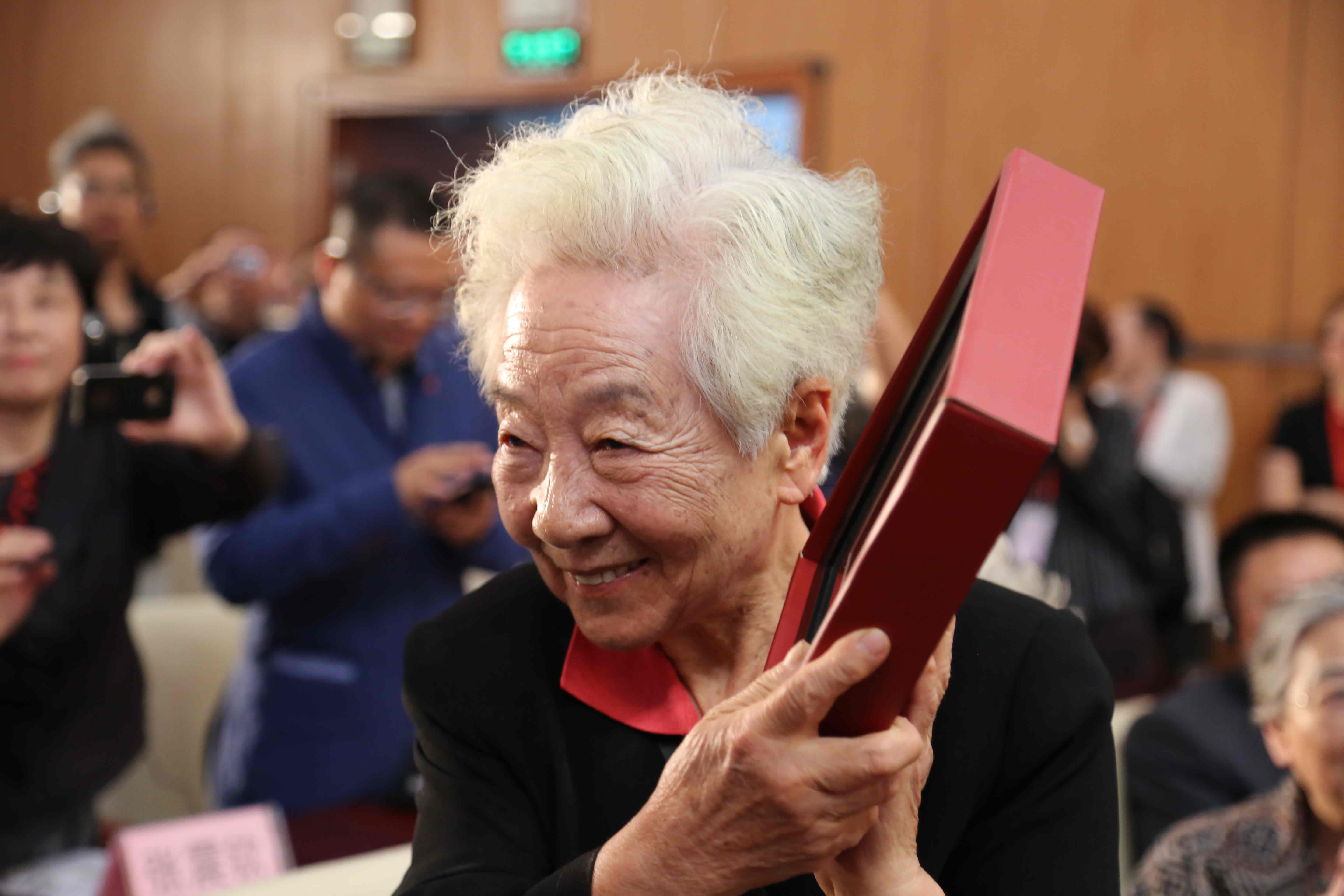 于蓝老师获终身成就奖（网站版）.jpg