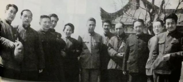 1961年，赵丹、于蓝、谢添，导演陈鲤庭和文化部副部长周扬等随《鲁迅传》剧组在绍兴.png