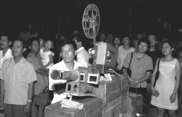 80 年代农村露天放映现场.jpeg