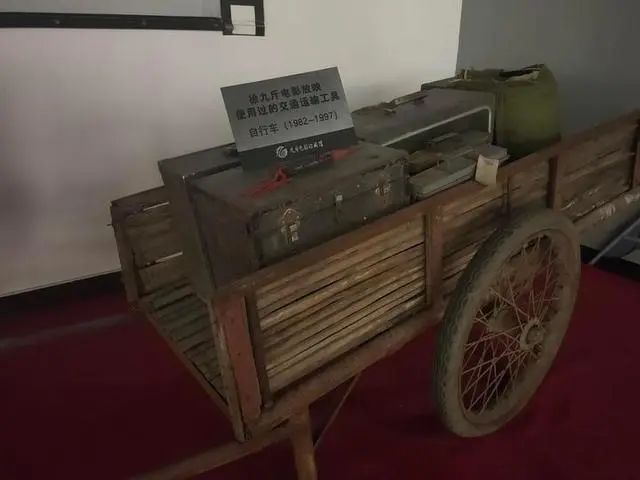 装载电影放映设备的人力木板车.jpg