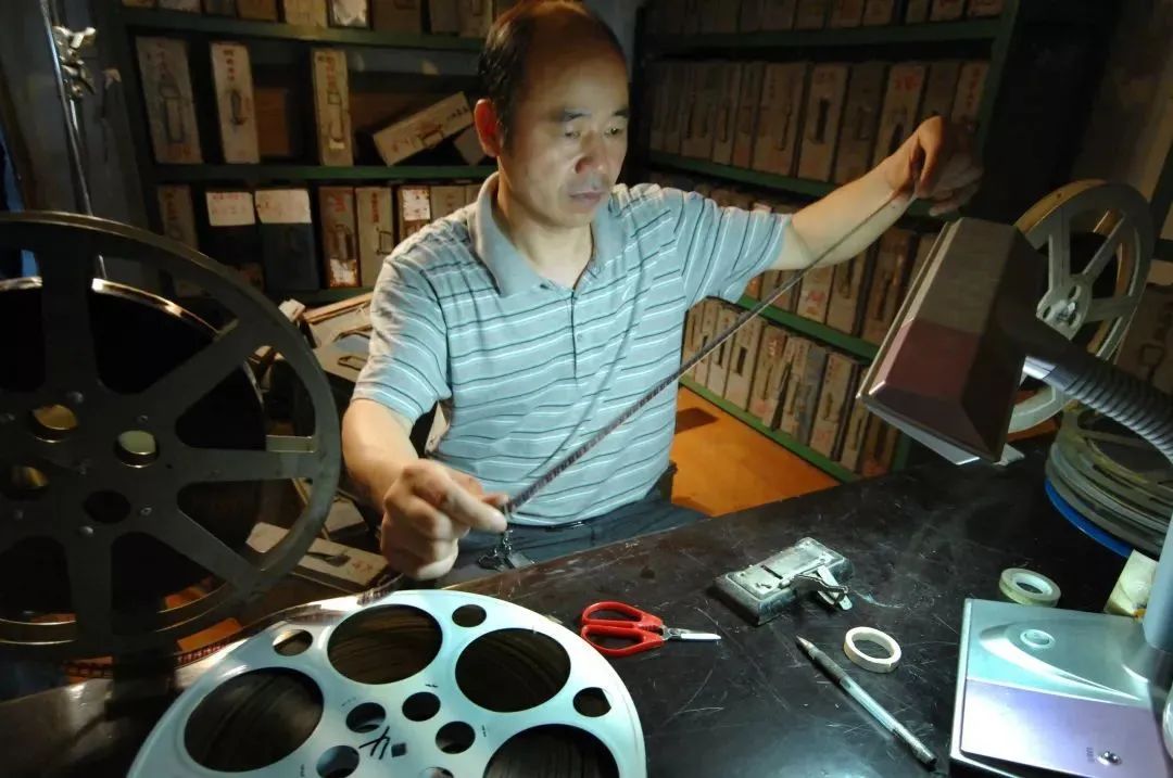 徐九斤整理胶片为外出放映做准备.jpg